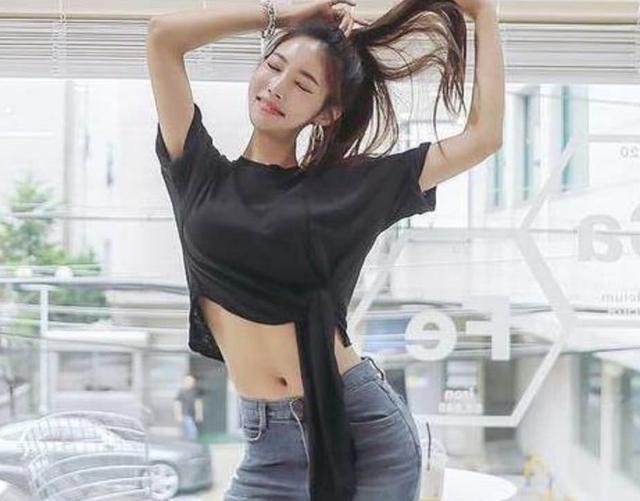 街拍：紧身牛仔裤的小姐姐，这么感性的姑娘第一次见!