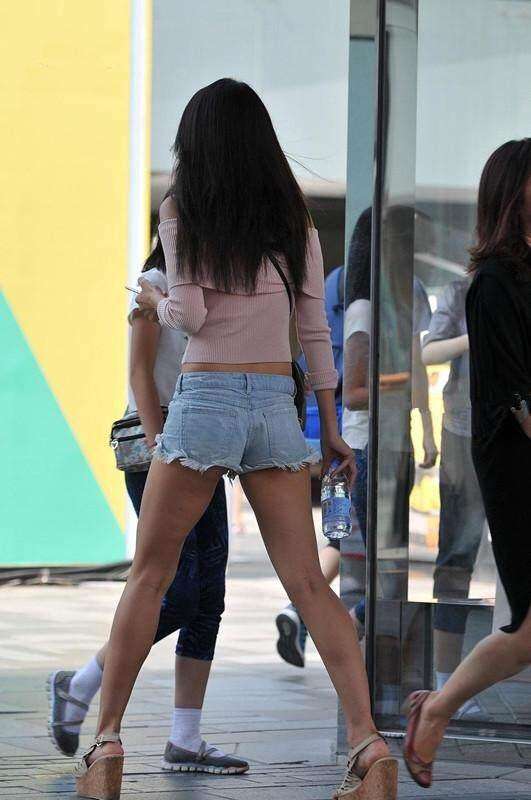 街拍：紧身牛仔短裤的小姐姐，这么穿很显身材