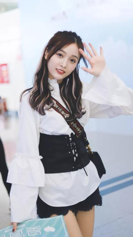 吴宣仪穿运动装面带微笑，充满活力，网友：气质真好！