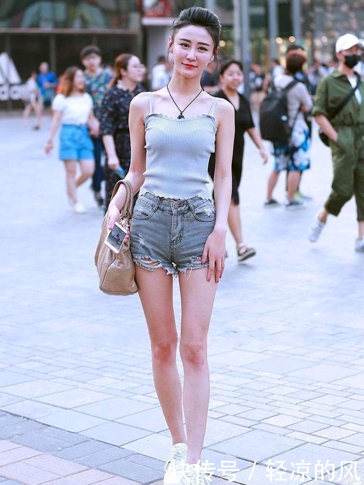 「 美女」穿出高级美，美女街拍小姐姐们流行又不失新鲜感的穿搭
