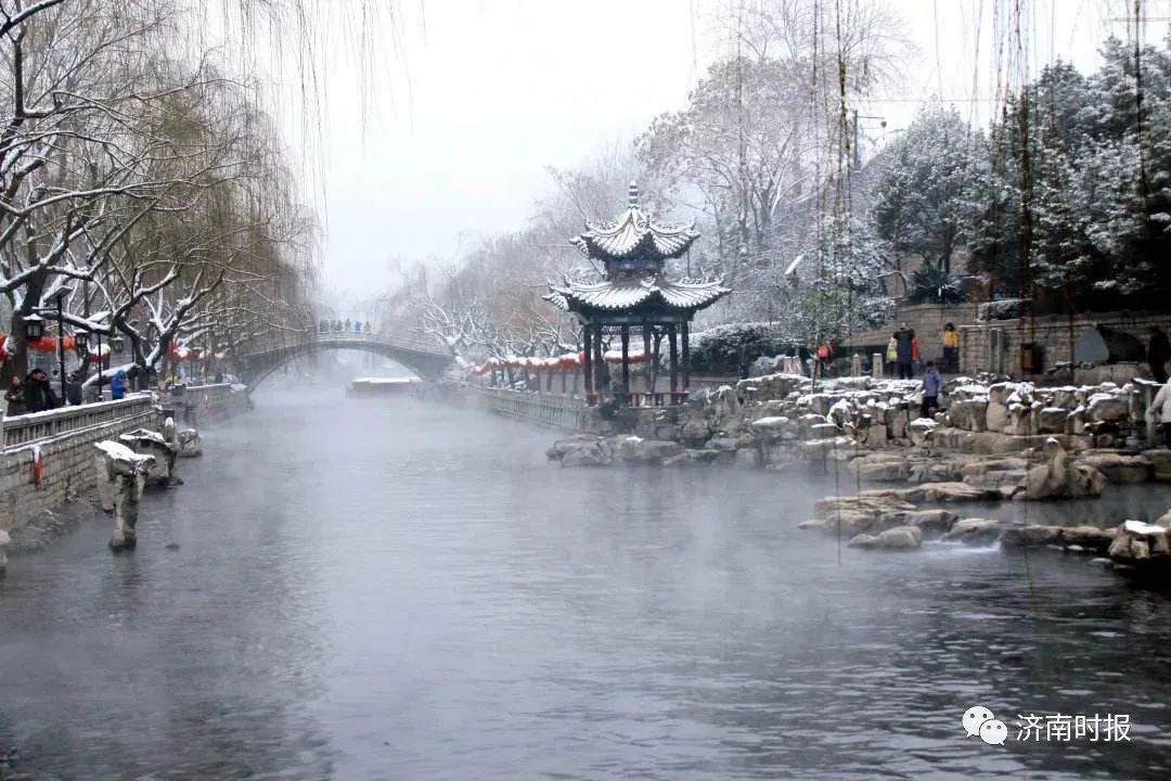  「济南」刚刚，这里下雪了，济南气温大跳水，明天记得穿羽绒服