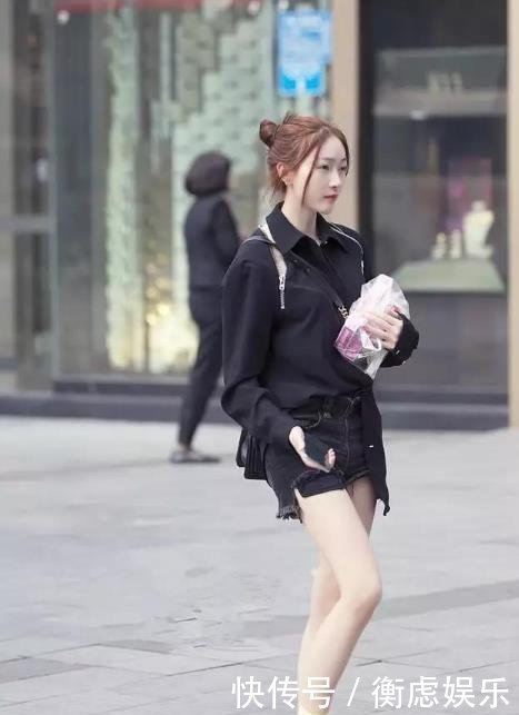 街拍：图五背心搭热裤，“凹凸”的曲线，就是传说中的“好身材”
