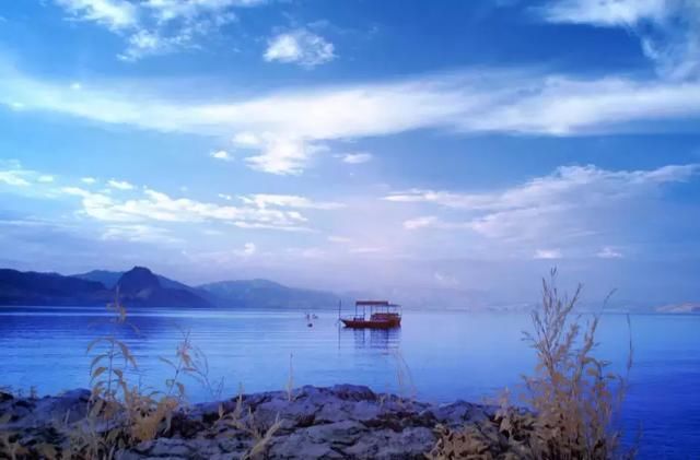 比泸沽湖还要美，这个隐藏在云南秘境的“玻璃湖”终于被人发现了