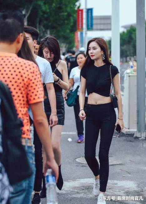 纤细才是重点，打底裤小姐姐大方展示笔直“筷子腿”！