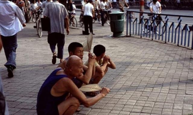 老照片80年代成都市民的生活，两个字安逸