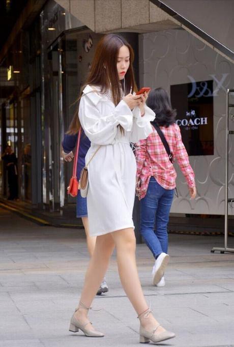 街拍：小姐姐身穿一袭白色连衣裙，整个人愈发白皙水嫩，特别好看