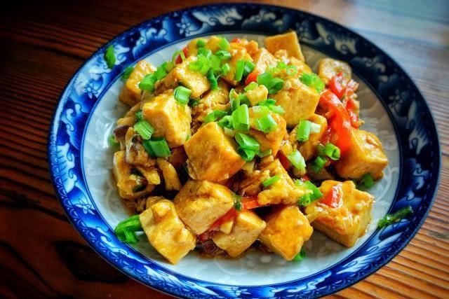  「中倒入适量」嫩豆腐别直接下锅炒，多做一步，豆腐鲜香滑嫩，比吃肉还过瘾