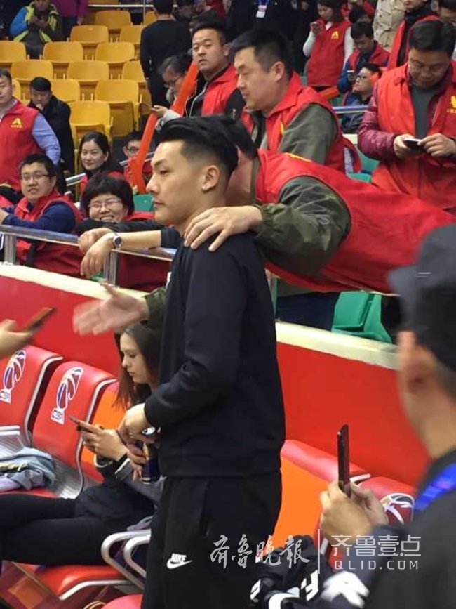 CBA半决赛第四场,主场来了几位特殊客人,猜猜