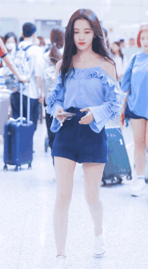 鞠婧祎真的有76斤吗, 蚂蚁腰、筷子腿, 穿短裤系最后一个扣都松