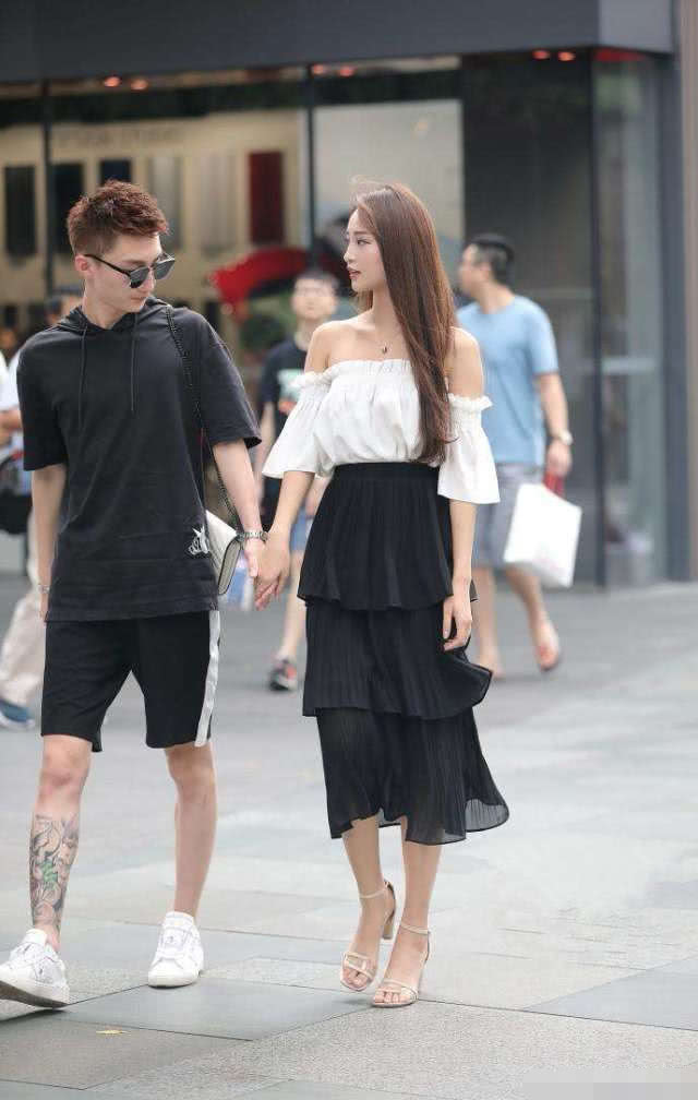 街拍：轻松又百搭的黄色T恤，塞进热裤里更显小姐姐美腿修长！