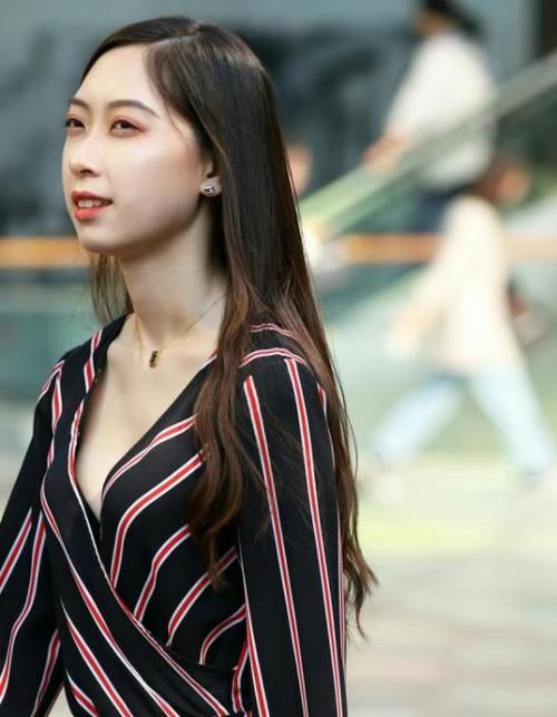  美女■街拍：环肥燕瘦的美女，一件黑色连衣裙外搭红色风衣，时尚气质美