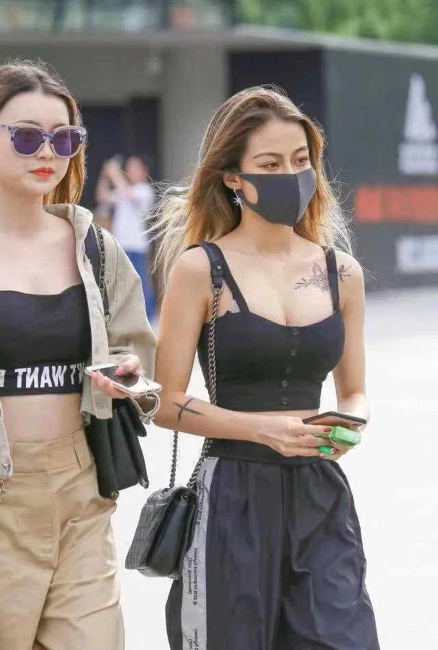 紧身穿搭勾勒出饱满的胸部,金黄色的长发十分的迷人,微风除服,