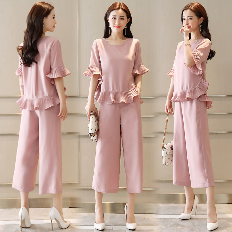 嫂子去香港旅游，回来穿的时尚套装太迷人啦!举手投足满满女神范