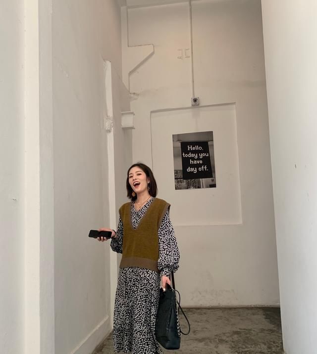  初春■百褶裙最终还是被“它”所代替了!洋气减龄又显嫩,初春穿刚刚好