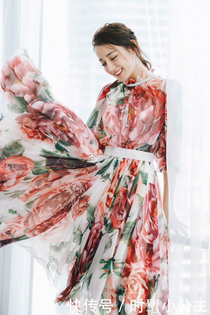 迪丽热巴穿扑克裙现身，不想却被手包抢镜，网友：我可不敢拎出街