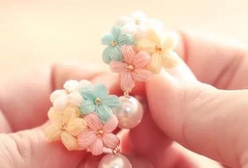  #胸针#外网的钩针小花好美，编织朵小花，做一个春天的胸针！DIY手工