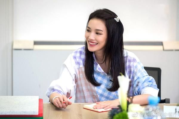 《中餐厅2》开播比起最早国民CP重聚，我更好奇赵薇舒淇在厨房足