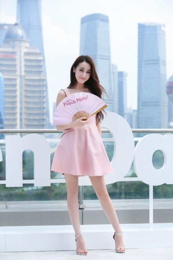 迪丽热巴穿裸粉裙出席活动，未修生图流出，肤白貌美大长腿无疑了