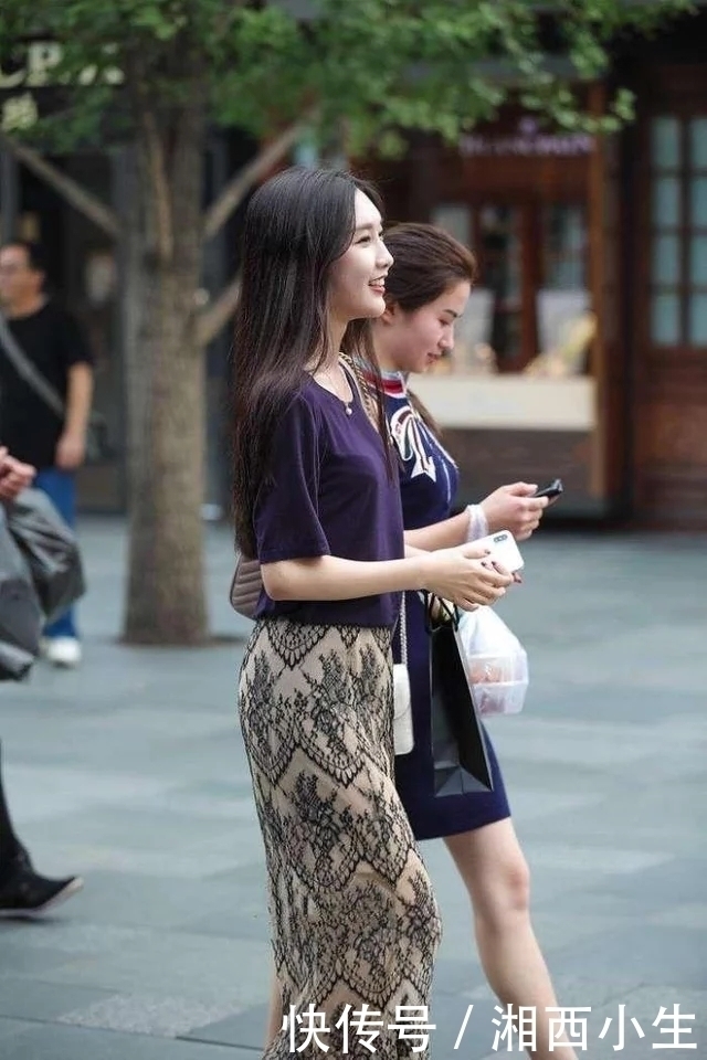 街拍：清新秀气的长发美女，紫色T恤搭配印花半身裙，优雅迷人！