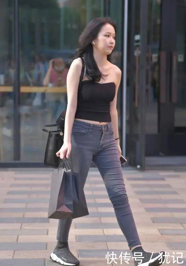 #气质#街拍丨气质女生的牛仔裤穿搭