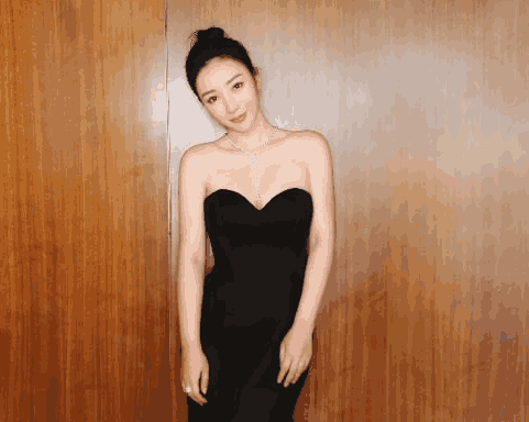 她在台上掉出避孕套引热议, 有损性感女神形象, 搭配美上天!