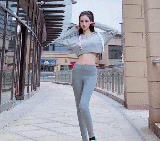 十分养眼的打底裤美女，看一眼就忘不了！