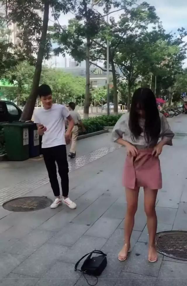 美女穿短裙逛街，小伙提醒她裙子穿反了，美女的做法让小伙傻了