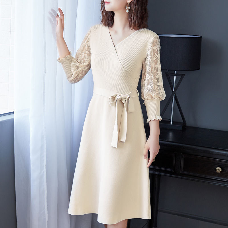 姑娘太美了!身着秋季蕾丝A字裙,显瘦高贵,看一眼就被迷上了