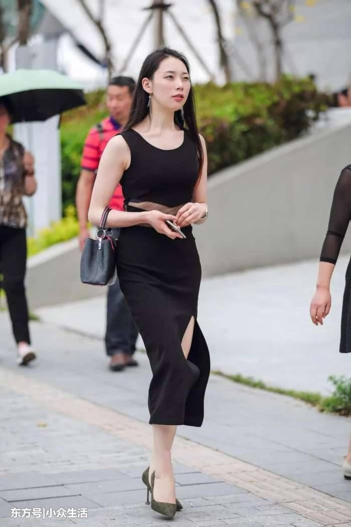 街拍:小姐姐紧身裤勒人, 上身满满的华丽感, 让人如何不爱?