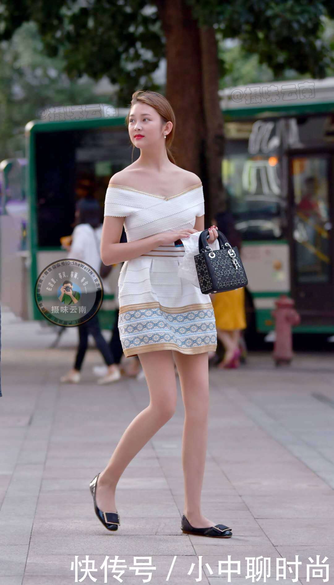 街拍:美女充满小女人清纯俏皮搭配风格,让路人移不开眼睛!!