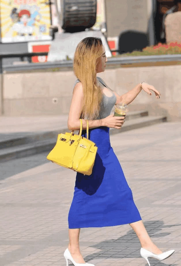 侧颜杀! 小姐姐这身材搭配紧身裙堪称完美，回头率特别高。