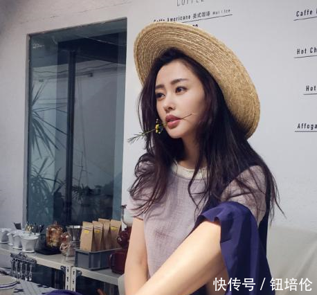 唐嫣穿红色礼服裙,张天爱穿街拍女装,一个像女