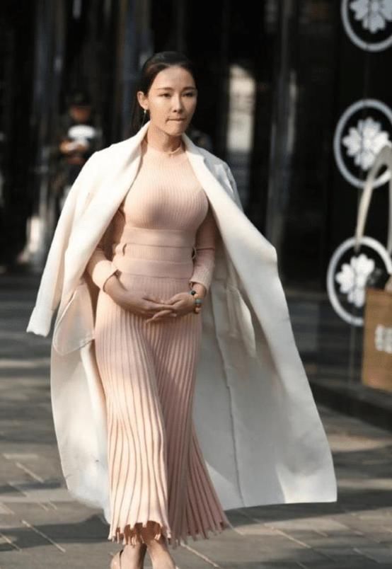  气质|尽显优雅与成熟气质的小姐姐，聪慧快捷显优雅，迷人的笑容！
