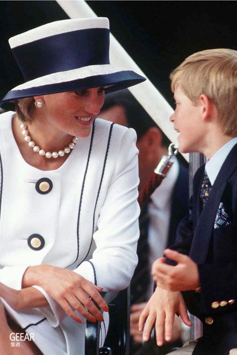 皇室人员的专属帽子戏法:32张照片回顾戴安娜王妃经典帽子造型!