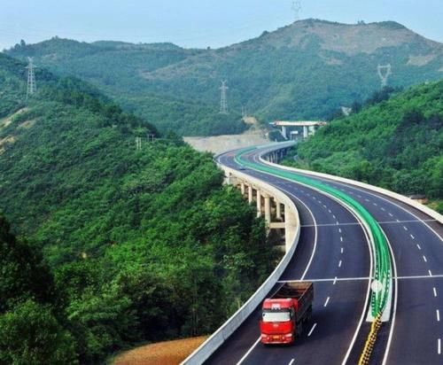  我国@在我国，为什么高速公路要比地面高出来很多？你可能想不出