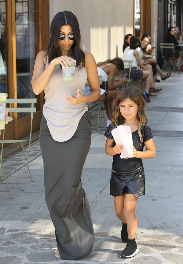 街拍:图1裙子太长了，不怕摔倒么?图4尴尬，把内衣痕迹印出来了