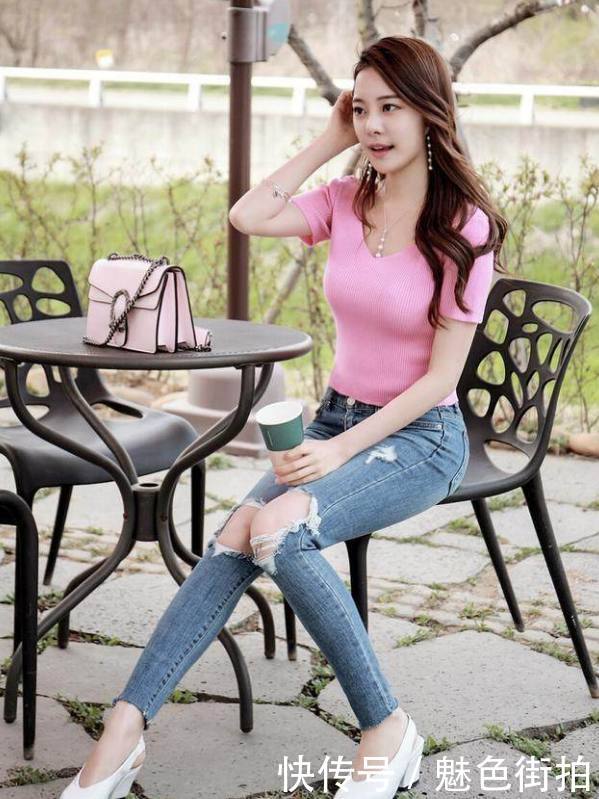 路人街拍，活泼可爱的两个小姐姐，大酒窝真的很迷人