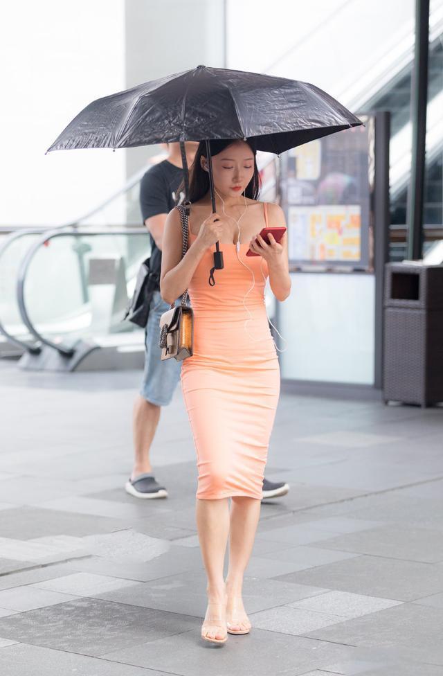  「小姐姐」等待一秒钟入夏？茫茫裙海之中的这条裙子，让你性感又显腿长！