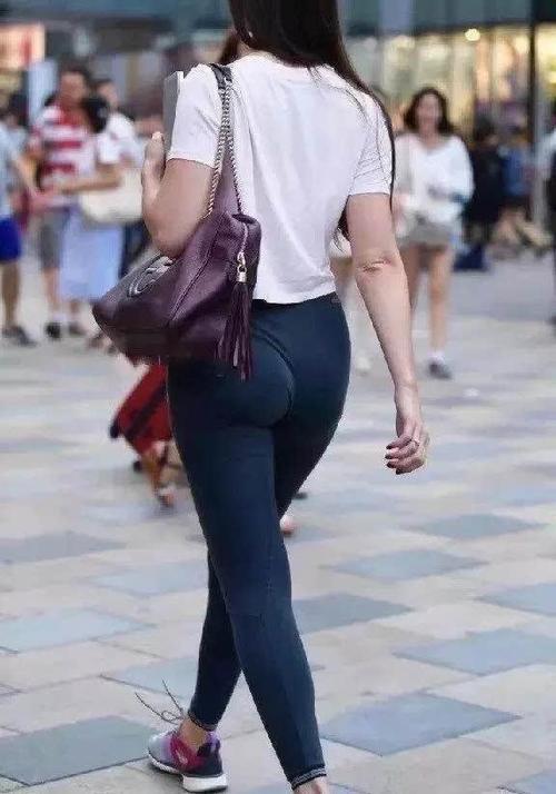 打底裤设计修身显瘦，让你感受阳光般的灿烂