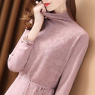 这才适合三四十岁女人的打扮，精致秋裙+短靴，美得猝不及防