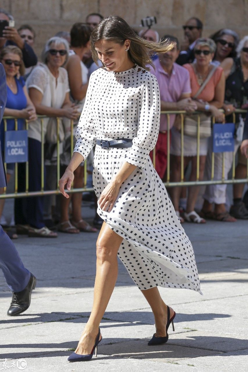 时尚扫街西班牙王妃莱蒂齐亚,波点长裙出席某周年庆典