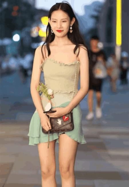 成都街拍 吊带连衣裙穿着纱裙黑丝秀美腿,网友惊呼:按奈不住了