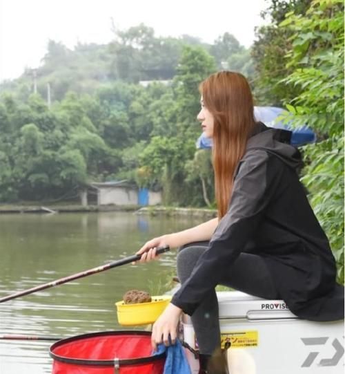 『女性』户外钓鱼,为什么看不到“女钓友”呢晒黑只是其一,它才是关键