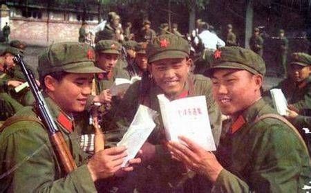 70年代身着65式军服的解放军，条件虽艰苦，但个个精气神十足