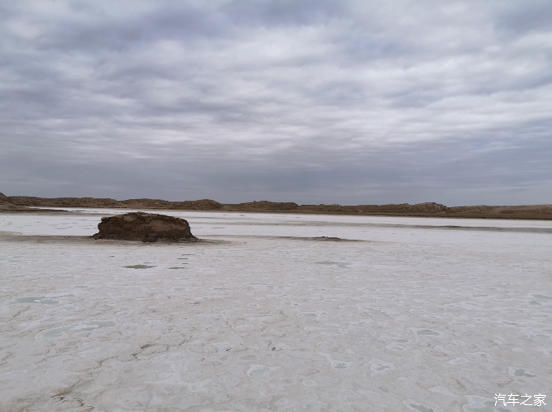 万里西游川甘青新第16天穿越大柴旦盐碱荒漠无人区游水上雅丹