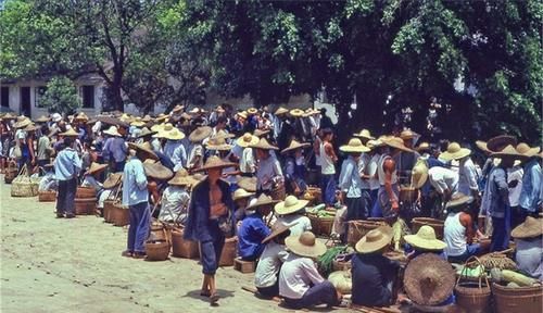  有钱人@1979年中国：图1是有钱人的家里，图5农民大伯带着鸭子乘