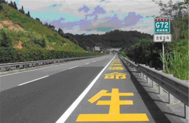 在高速应急车道换备胎，被扣了6分？车主：应急车道不能应急？