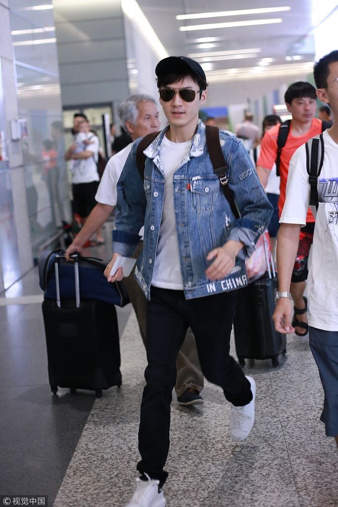 茅子俊一路飞奔赶飞机气喘吁吁  牛仔外套配长裤经典帅气