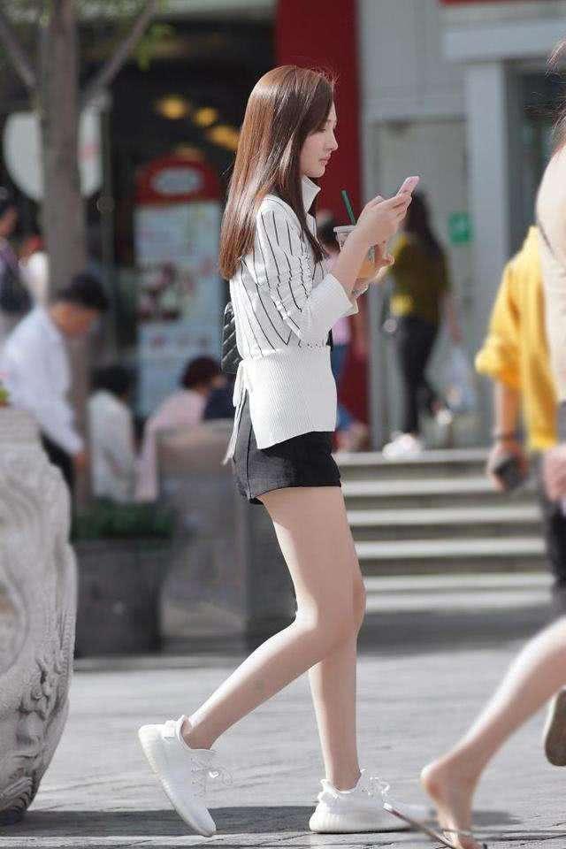 街拍美女：简约时尚的穿搭，清爽舒适显身材，尽显潇洒的柔美气息