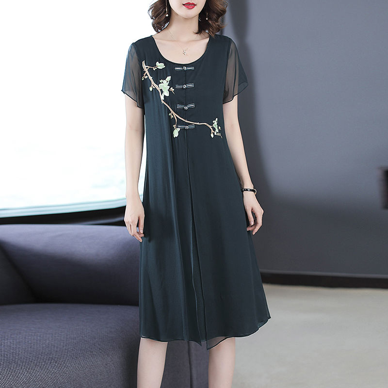 布料越少女人就越爱穿，这种连衣裙简直就是女人的天敌